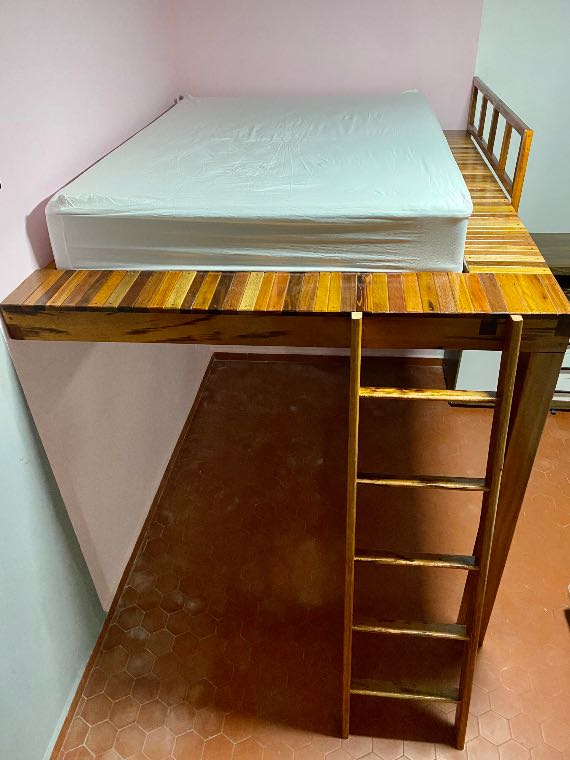 Cama mezanino de madeira com escada