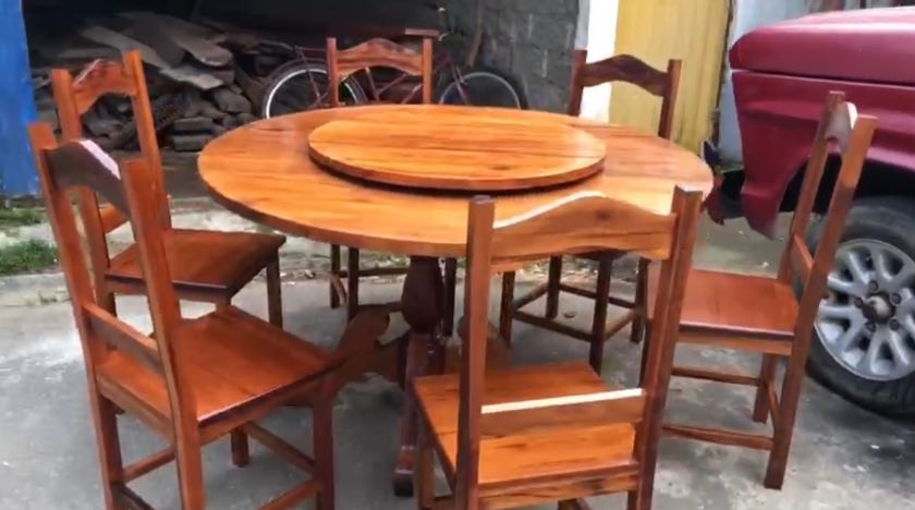 Mesa e cadeiras de madeira maciça produzidas na oficina